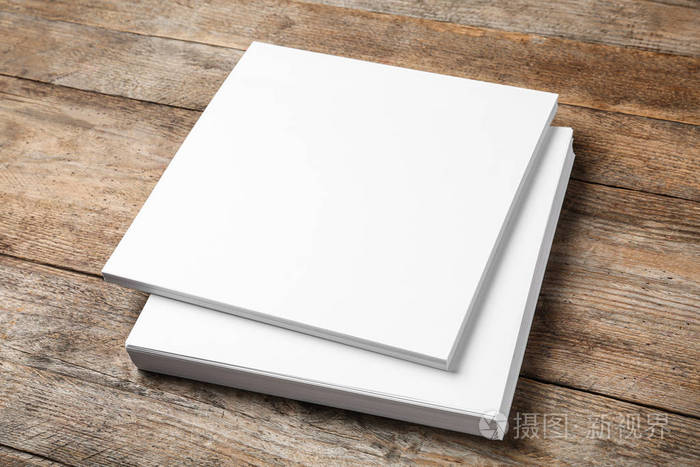 木制背景的宣传册用的一堆空白纸张实体模型