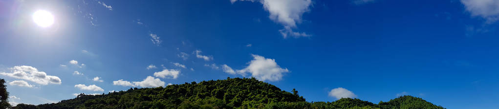 蓝天白云背景的美丽风景山全景图.早晨天气晴朗,天气晴朗.照片