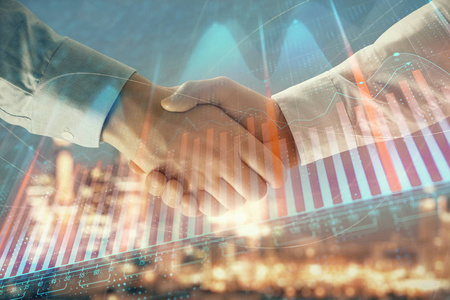 两位商人握手的城市景观背景下的金融图表双曝光.