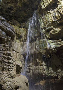 地下洞穴中的地质岩层和瀑布图片