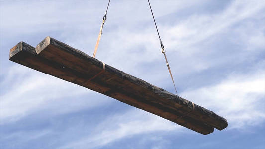 起重作业吊木钩.削减.起重机在建筑工地上吊梁.施工现场作业照片