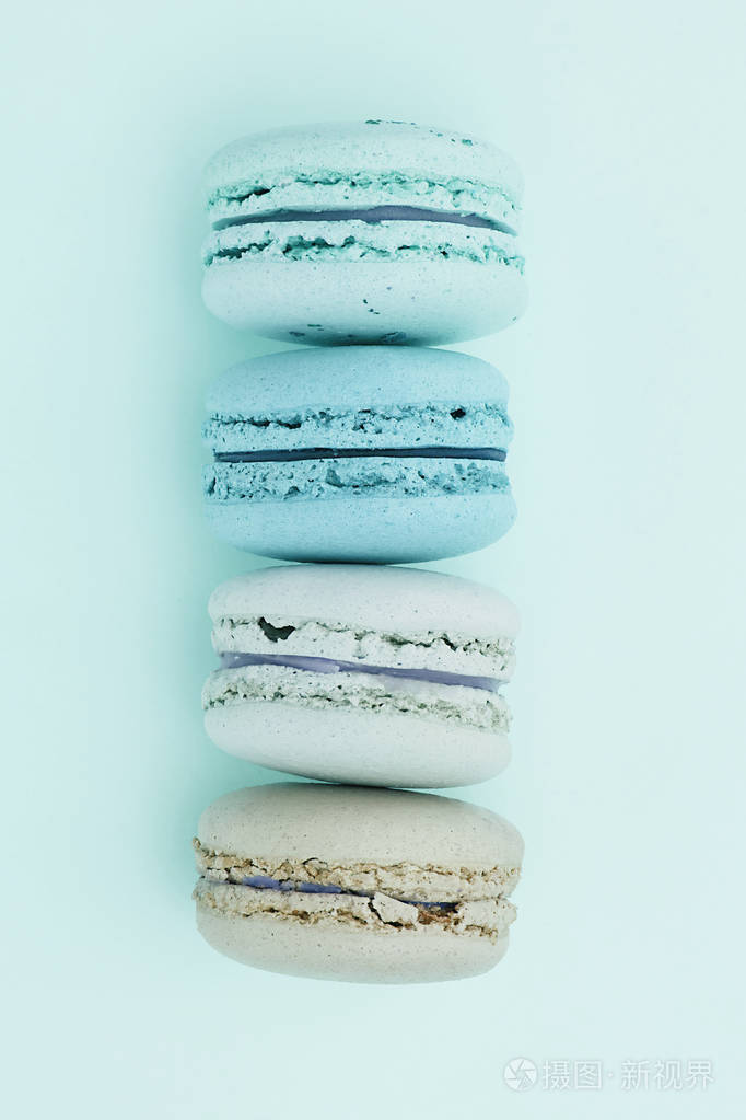 美丽的薄荷色马卡龙在一个平坦的背景.照片-正版商用图片2mb7ds-摄图