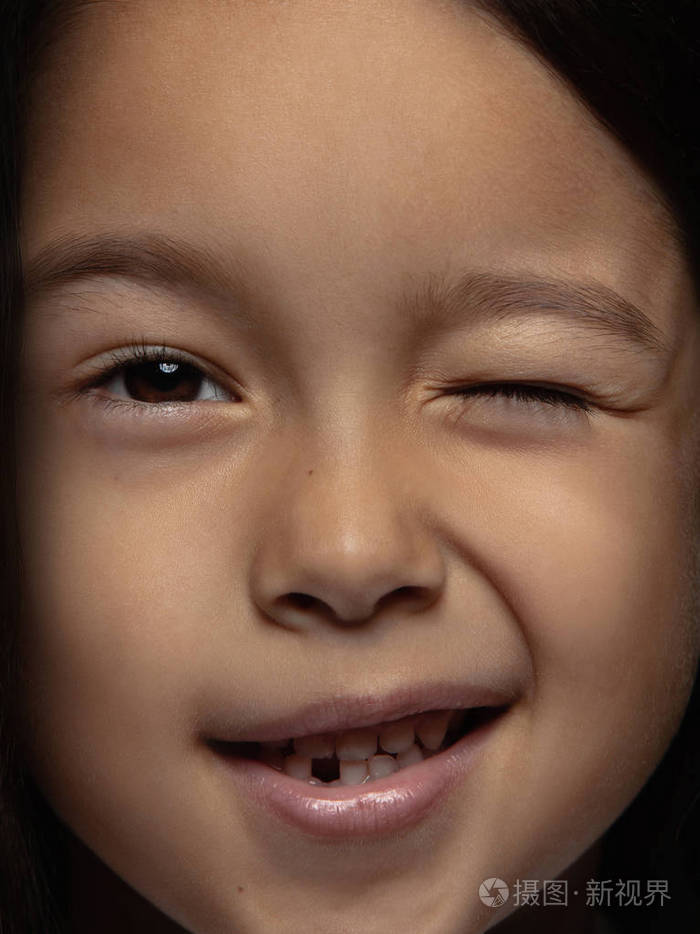 一个情绪化的小女孩的特写肖像