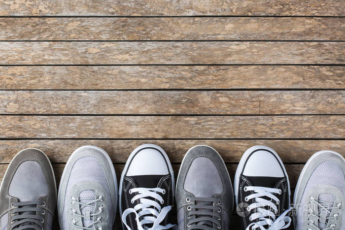 木质背景的一套时尚男鞋