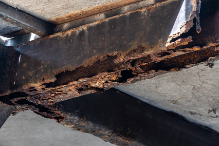 支撑柱钢结构柱和柱式地板支撑生锈.照片