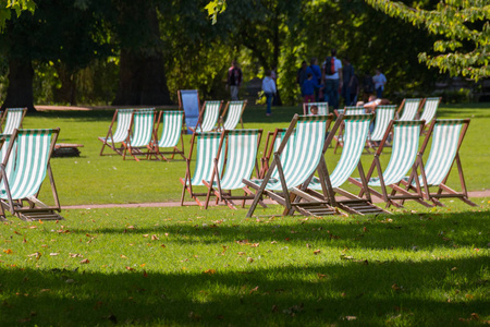 英国伦敦圣詹姆斯公园的躺椅图片