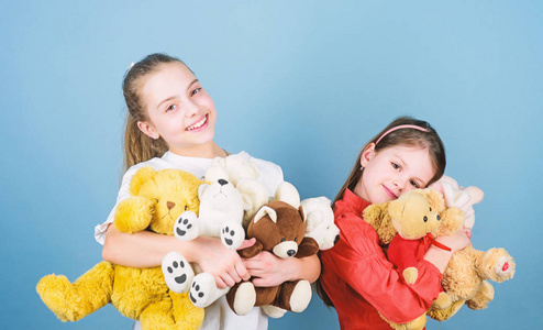 最柔软的胸可爱可爱的小女孩玩柔软的玩具.快乐的童年.儿童保育.