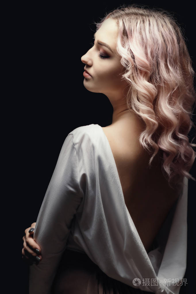 形象在黑色的工作室背景年轻女子卷发和光背农民妇女上世纪的时尚伯爵