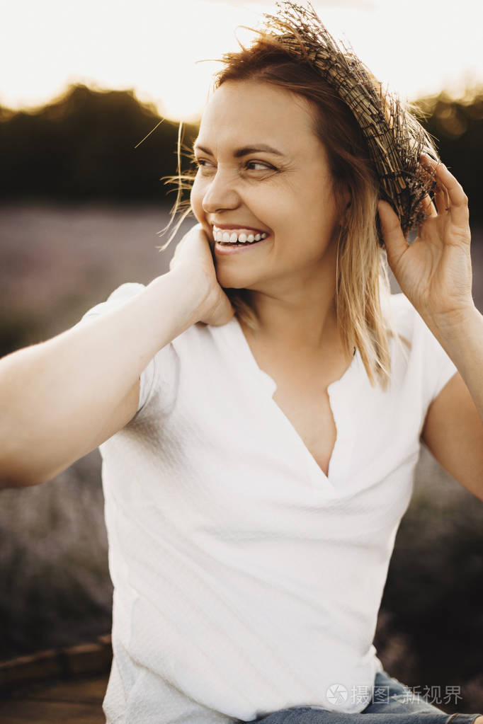 兴高采烈的成年白人妇女笑着把目光移开