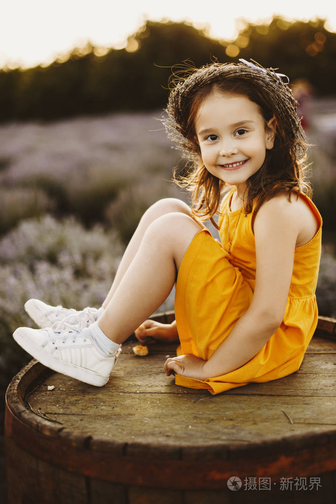 一个穿着黄色衣服的漂亮小女孩的画像