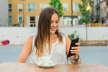 看手机美女图片