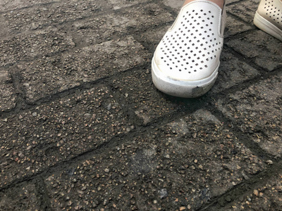 脚穿白鞋踩在铺路板上图片