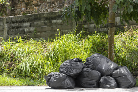 多垃圾街道上又大又多的塑料垃圾袋,地上放着垃圾照片
