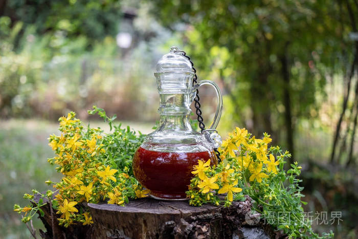 一瓶带鲜花的圣约翰草油