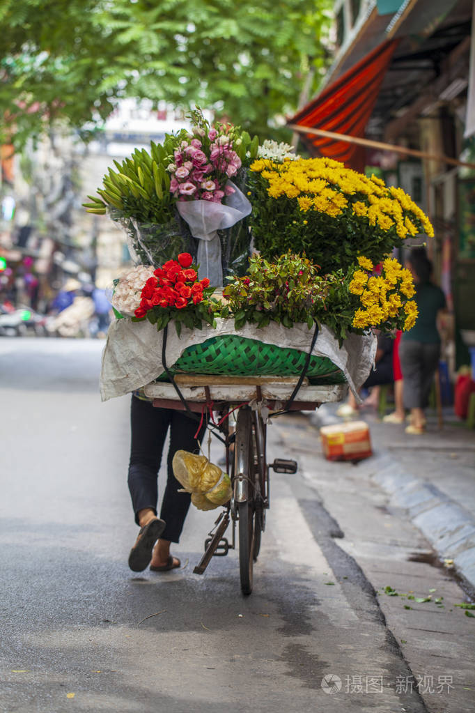 骑自行车卖花的越南妇女