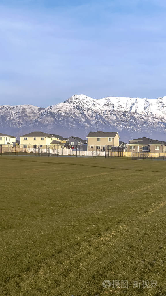 一个巨大的草地的垂直框架全景远处有房子和亭子