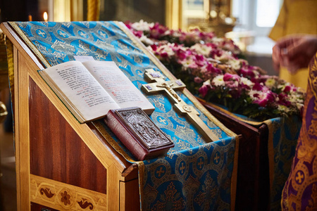 莫斯科,俄罗斯-2018年9月30日,一座基督教教堂内的圣坛上有一本圣经