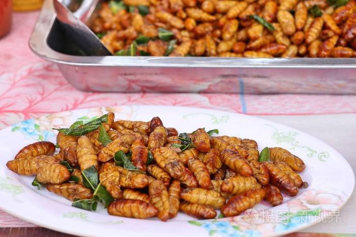 街头小吃炒虫子