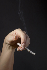 手拿着香烟图片