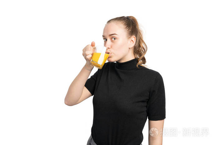 摄影棚拍摄的一个年轻女子喝一杯橙汁