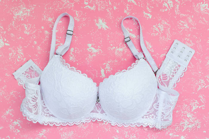 白色蕾丝文胸淡粉色背景带白色斑点