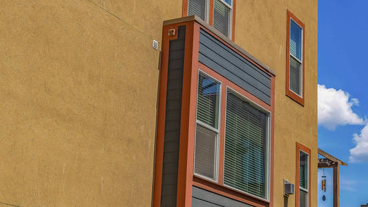 从外墙凸出窗户的全景框架住宅楼插画