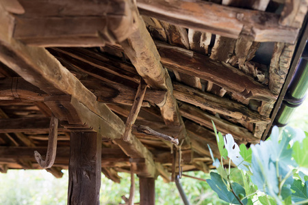 别墅天沟模老式乡村别墅的木屋檐-细节-选择性聚焦照片