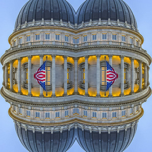 方形柱带柱和旗的方形框架首都建筑穹顶照片