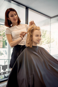 向上剪头女理发师设计一个漂亮的金发女郎照片