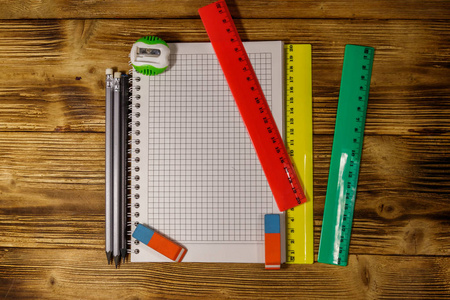 一套学校文具用品.