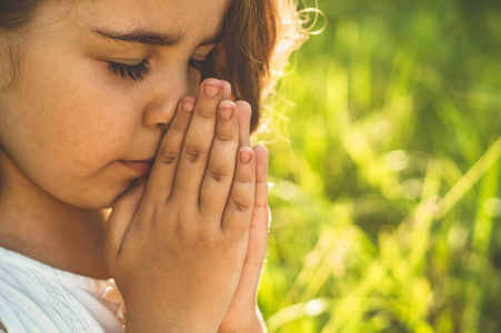 祈祷的小女孩图片