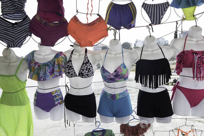 零售商店里的女泳衣