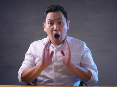男人发愁图片