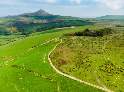 鸟瞰爱尔兰无尽繁茂的牧场和农田.