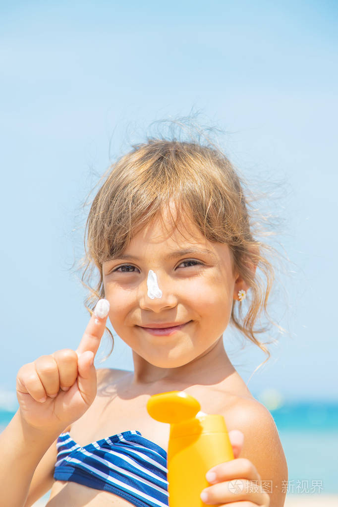 儿童皮肤上的防晒霜选择性聚焦