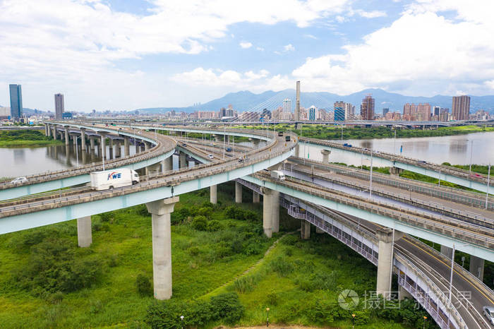 交通鸟瞰图交通概念图在台湾台北使用无人机的鸟瞰日间视野