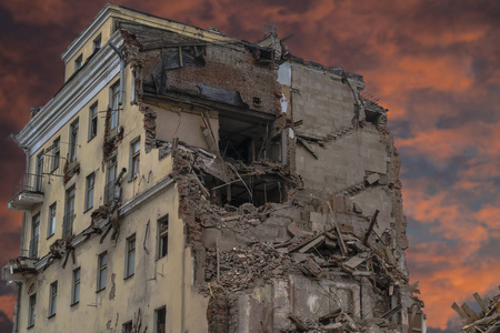 被摧毁的材料一座旧建筑的残骸和骨架被摧毁了照片