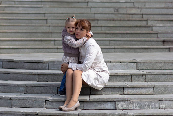 孩子在楼梯上用爱拥抱母亲