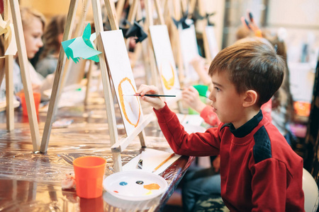 小组绘画课.孩子们在教室里学习画画照片