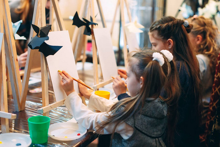 小组绘画课.孩子们在教室里学习画画照片