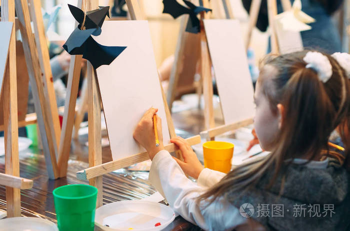 小组绘画课孩子们在教室里学习画画