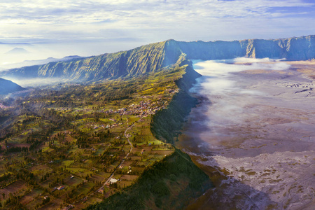 多雾的早晨美丽的腾格里火山口图片