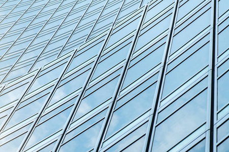 下侧全景和透视图以钢蓝玻璃高楼摩天大楼,商业理念成功的工业建筑