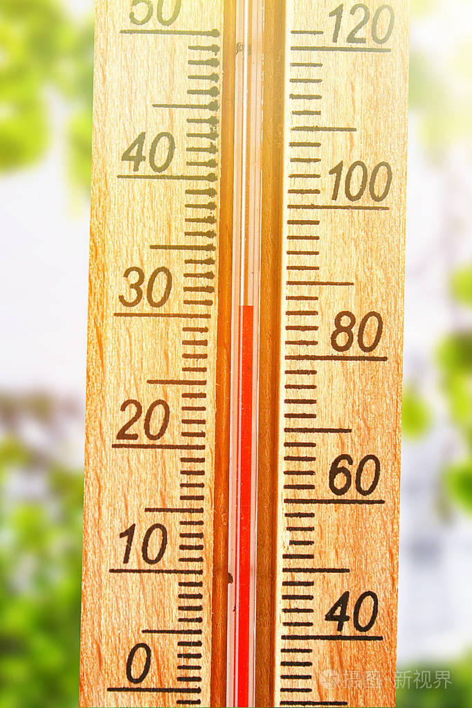 在阳光明媚的夏日里显示30度高温的温度计