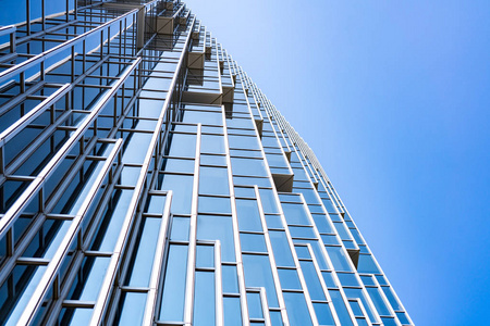 下侧全景和透视图以钢蓝玻璃高楼摩天大楼,商业理念成功的工业建筑