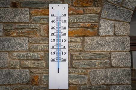 温度计显示40多摄氏度的石墙,概念世界热和天气.照片