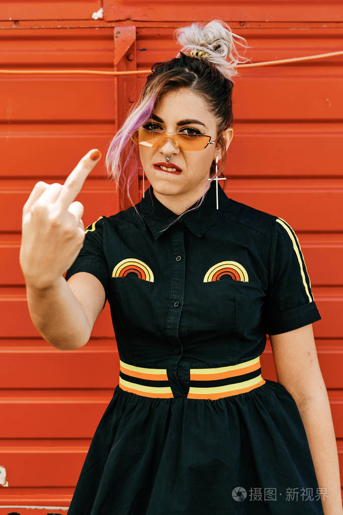 中指抬起的女孩力量替代模型女性力量概念