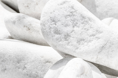 特写白色大石头堆背景.天然环保装饰材料.照片
