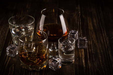 烈性的酒图片-烈性的酒素材-烈性的酒插画-摄图新视界