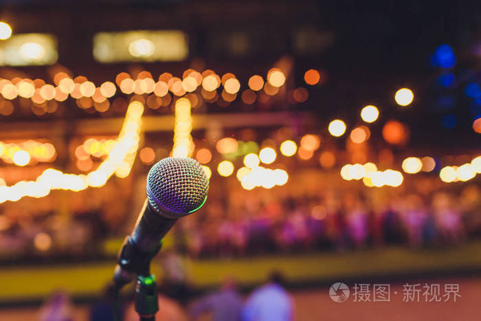 开幕式和演出的舞台麦克风模糊了电影场景